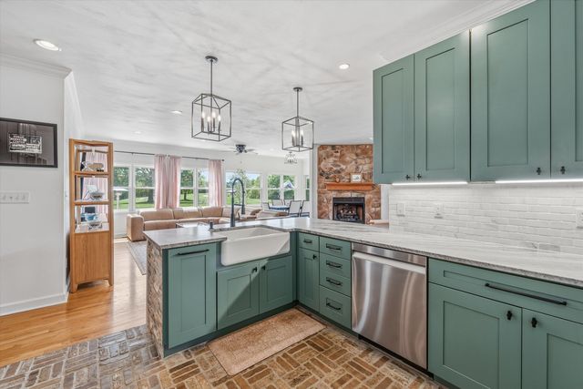 104 Pointe O Woods DR, Huddleston, VA 24104
