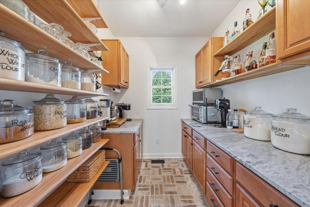 104 Pointe O Woods DR, Huddleston, VA 24104