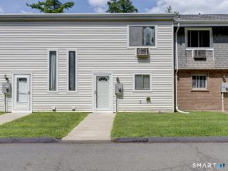 132 Sutton Place 132, Bloomfield, CT 06002