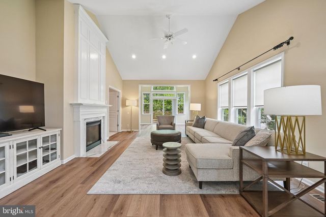 10 BARTONS MILL DR, Washington Crossing, PA 18977