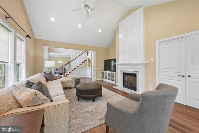 10 BARTONS MILL DR, Washington Crossing, PA 18977