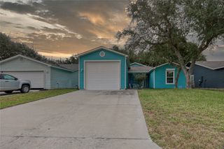 126 Breezy St, Rockport, TX 78382