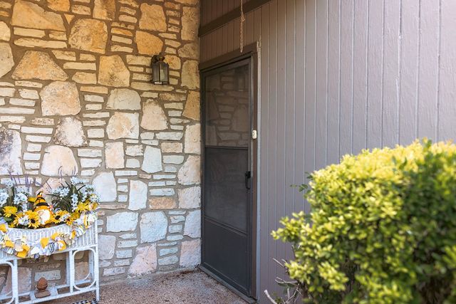 1905-121 West Lane, Kerrville, TX 78028