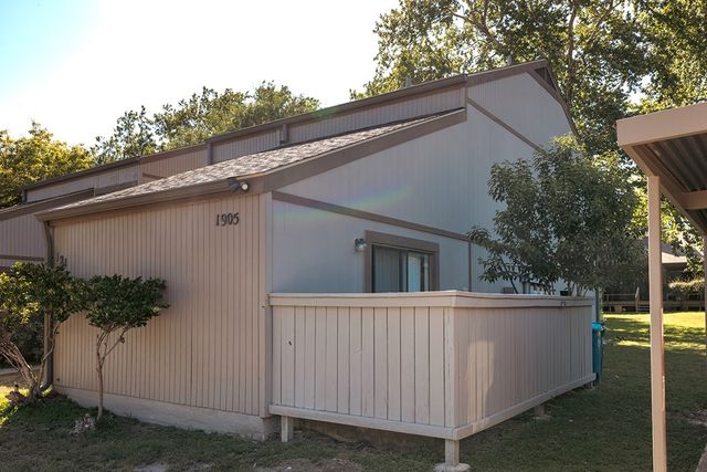 1905-121 West Lane, Kerrville, TX 78028