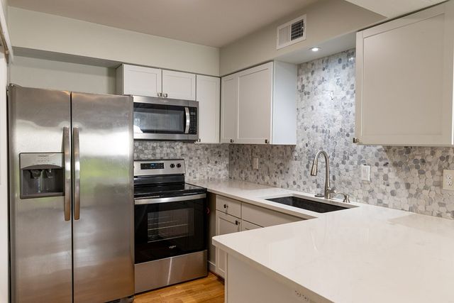 1905-121 West Lane, Kerrville, TX 78028