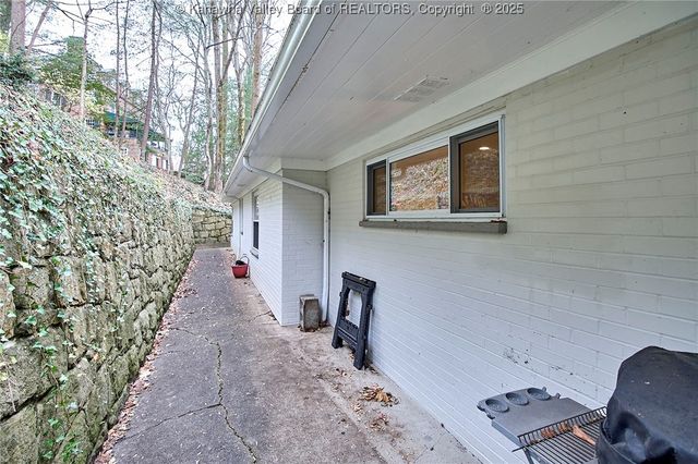 918 Lower Ridgeway Road, Charleston, WV 25314