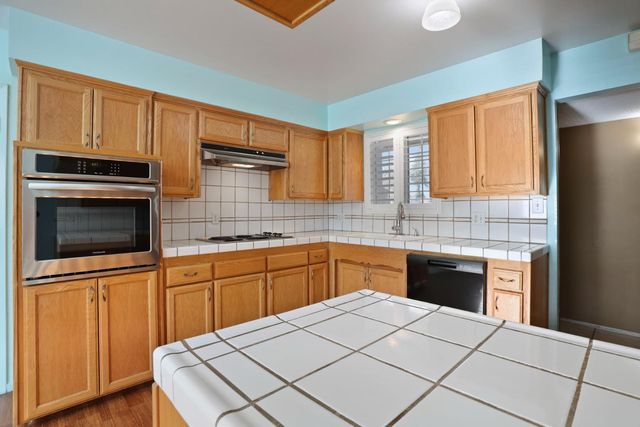 2752 Calariva Dr, Stockton, CA 95204