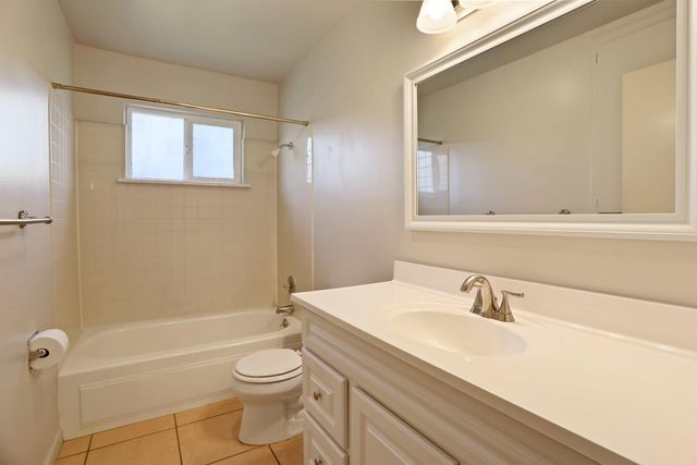 2752 Calariva Dr, Stockton, CA 95204