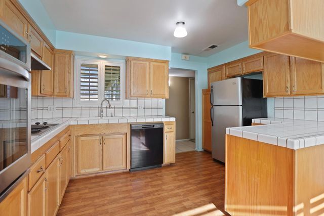 2752 Calariva Dr, Stockton, CA 95204