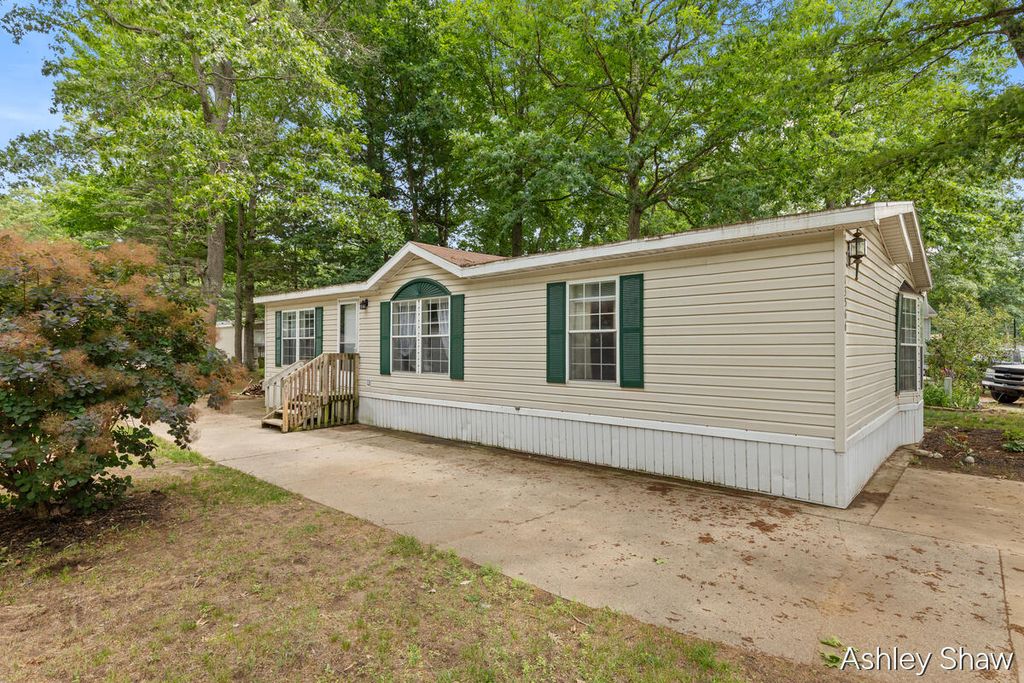 13566 Pinewood Drive, Grand Haven Twp, MI 49417