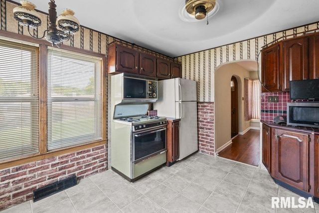 4234 9TH Street, Rock Island, IL 61201