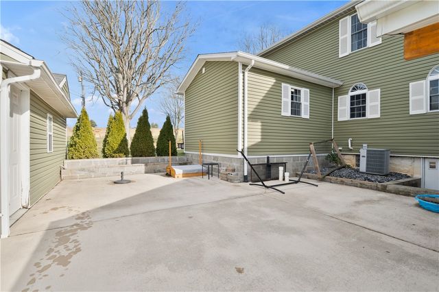 34 Cherry Farm Ln, Dunbar, PA 15431