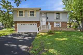 136 edgewater Drive, Crystal Lake, IL 60014