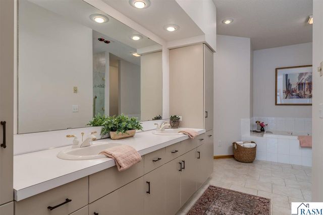 1515 Pleasant View Drive, North Mankato, MN 56003