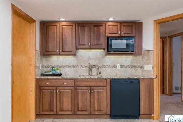 1515 Pleasant View Drive, North Mankato, MN 56003