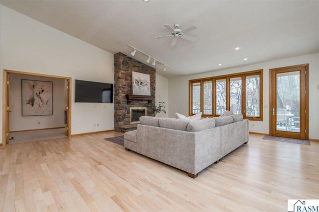 1515 Pleasant View Drive, North Mankato, MN 56003