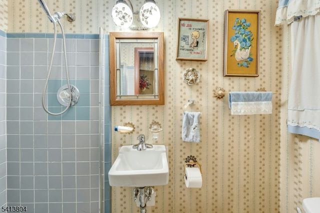 75 Cherokee Ave, Allendale Boro, NJ 07401