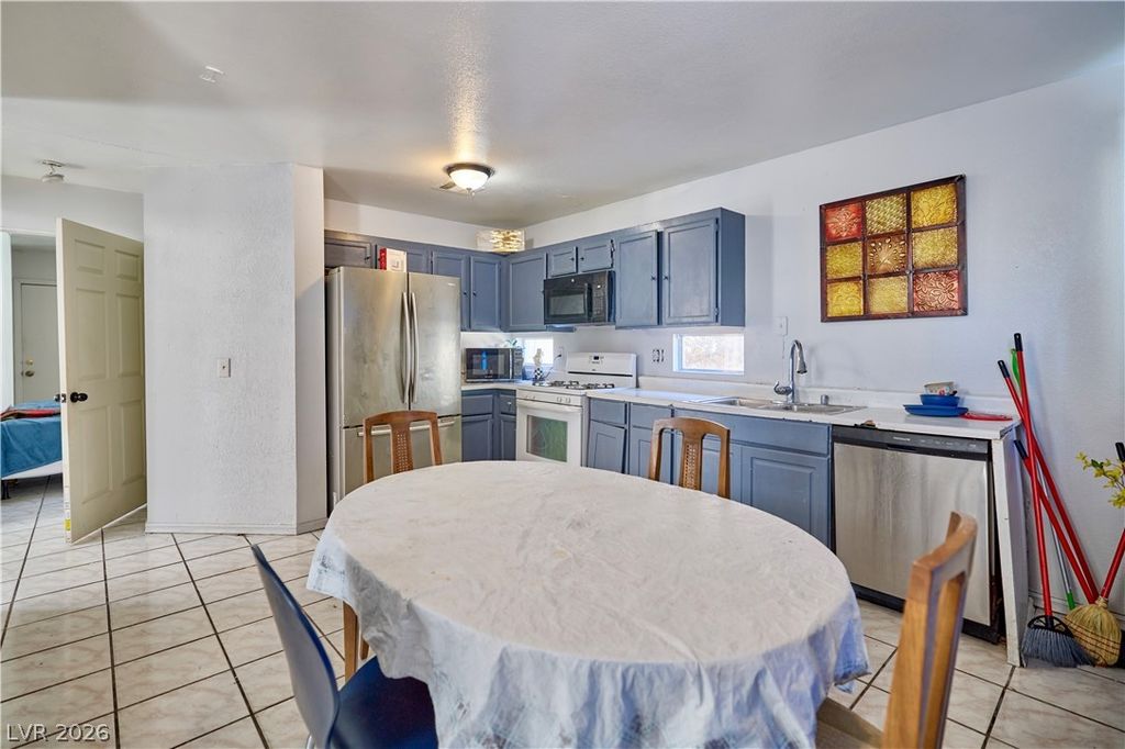 5906 Commodore Cove Drive, Las Vegas, NV 89142 — photo 5