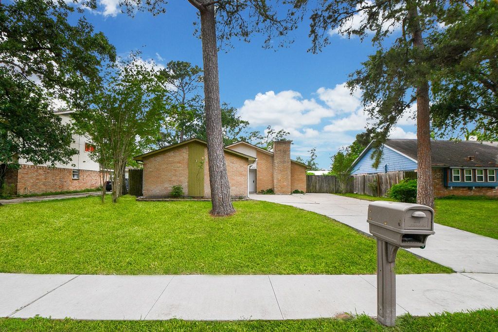 17058 Gleneagle Drive S, Conroe, TX 77385