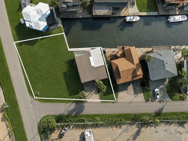 24 Kingfish Lane, Freeport, TX 77541