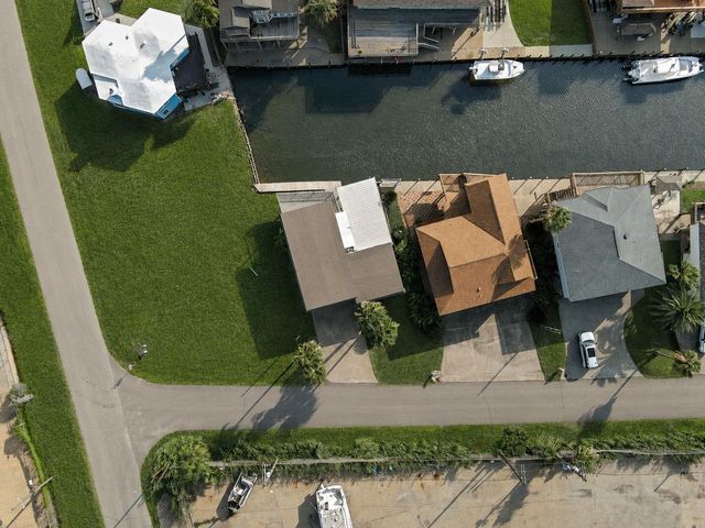 24 Kingfish Lane, Freeport, TX 77541