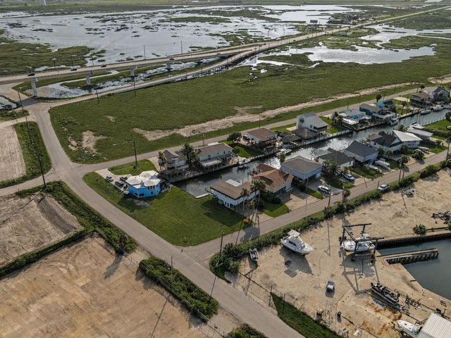 24 Kingfish Lane, Freeport, TX 77541