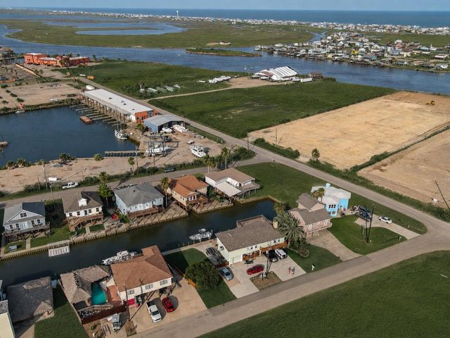 24 Kingfish Lane, Freeport, TX 77541