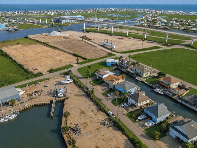 24 Kingfish Lane, Freeport, TX 77541