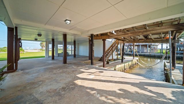 24 Kingfish Lane, Freeport, TX 77541