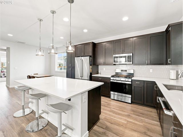 1198 N Sycamore St, Canby, OR 97013