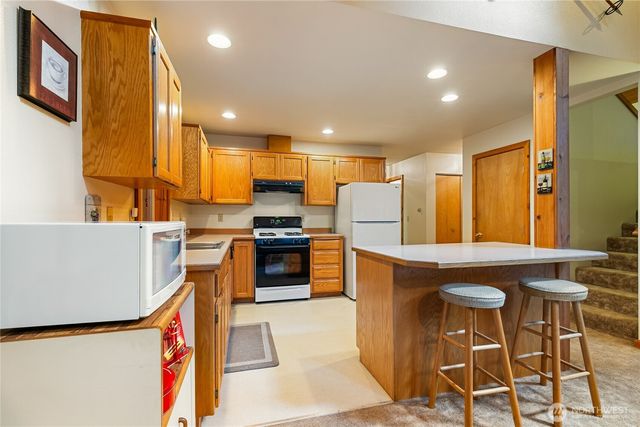 7077 Austin Pass Road, Glacier, WA 98244