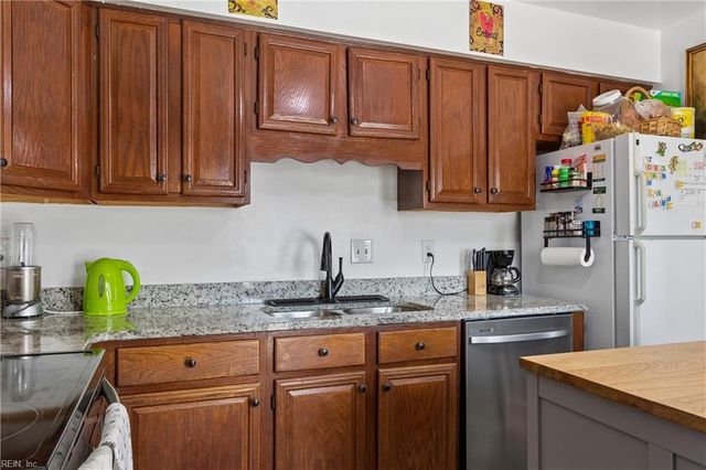 2 Wooded Hill DR, Hampton, VA 23669