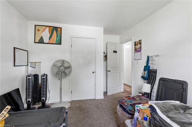 2 Wooded Hill DR, Hampton, VA 23669