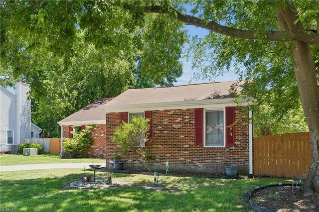 2 Wooded Hill DR, Hampton, VA 23669