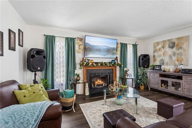 2 Wooded Hill DR, Hampton, VA 23669