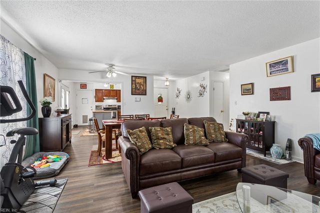 2 Wooded Hill DR, Hampton, VA 23669