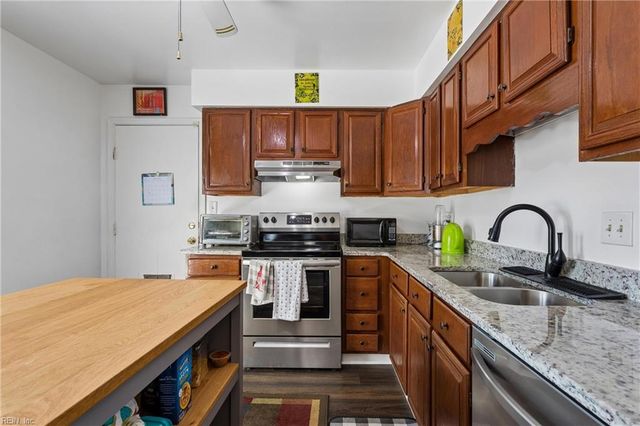 2 Wooded Hill DR, Hampton, VA 23669