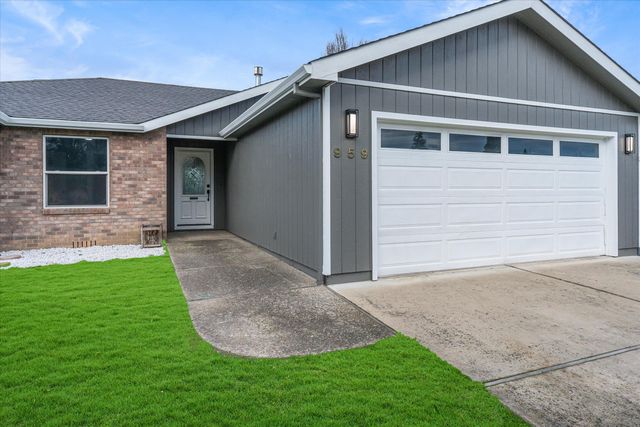 959 Westrop Drive, Central Point, OR 97502