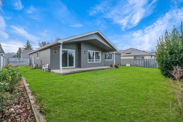 959 Westrop Drive, Central Point, OR 97502