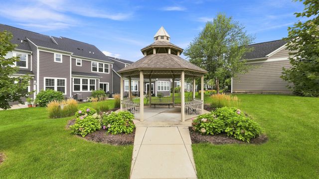 153 Roslyn Place, Bloomingdale, IL 60108