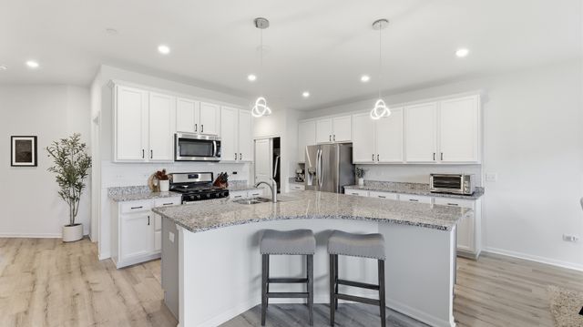 153 Roslyn Place, Bloomingdale, IL 60108