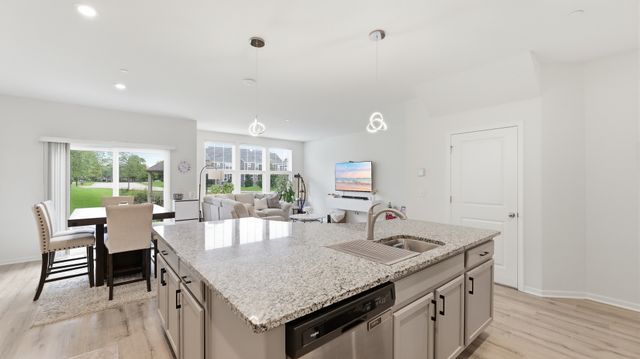 153 Roslyn Place, Bloomingdale, IL 60108