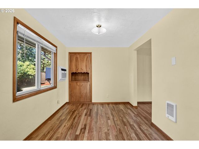 230 Sw 7TH Ave, Canby, OR 97013