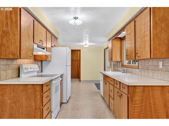 230 Sw 7TH Ave, Canby, OR 97013