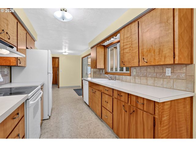 230 Sw 7TH Ave, Canby, OR 97013