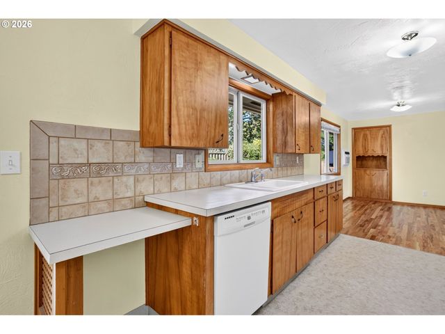 230 Sw 7TH Ave, Canby, OR 97013