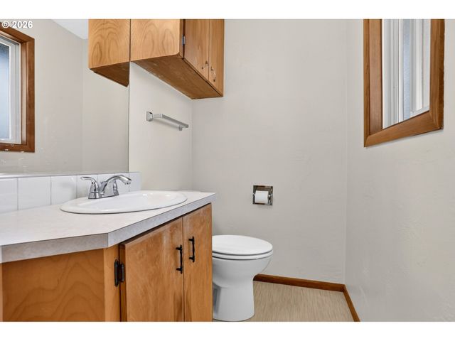 230 Sw 7TH Ave, Canby, OR 97013