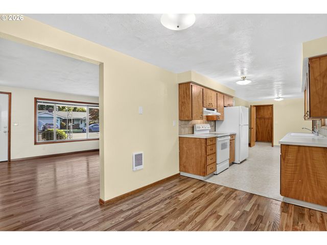 230 Sw 7TH Ave, Canby, OR 97013