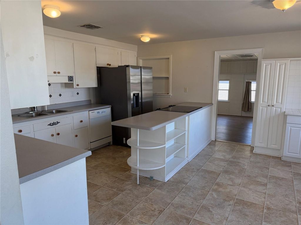 Image 10 of property listing at 5335 6TH STREET, Zephyrhills, FL 33542