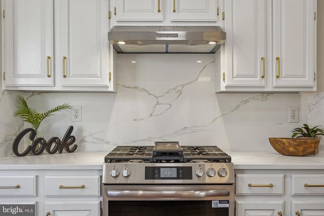 5 MCELROY LN, Belle Mead, NJ 08502